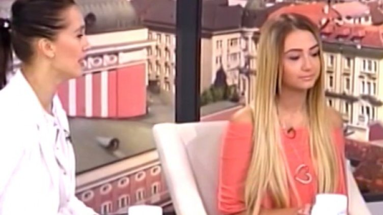 Майка и дъщеря се хвалят за скъпия бал. Кадър: Нова тв