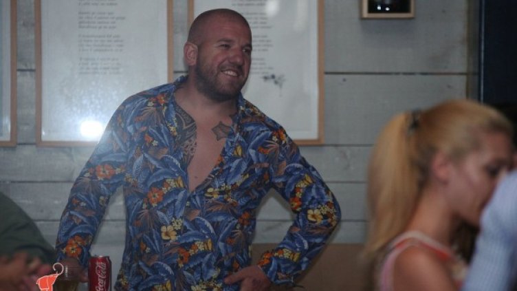 Динко изненада с приятен глас. Снимка: Владо Василев/клуб "Хасиенда"
Динко го раздава разгърден. Снимка: Владо Василев/клуб "Хасиенда"