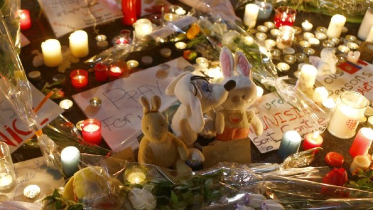 Цветя, свещи и играчки в памет на жертвите близо до мястото на касапницата. Снимка: БТА