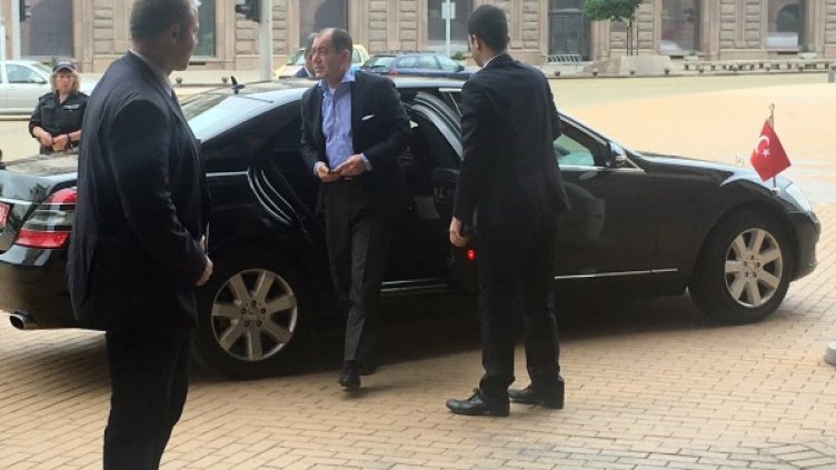 Посланикът пристига в МС. Снимка: БТА