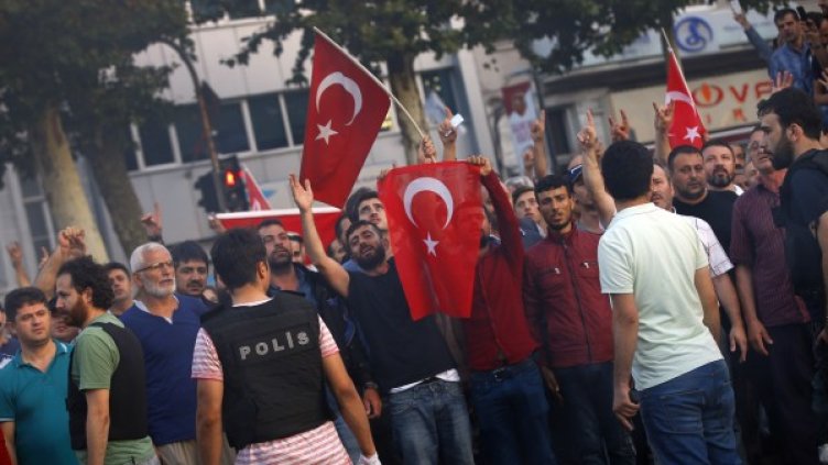 Лоялни на правителството празнуват в Истанбул. Снимка: БТА