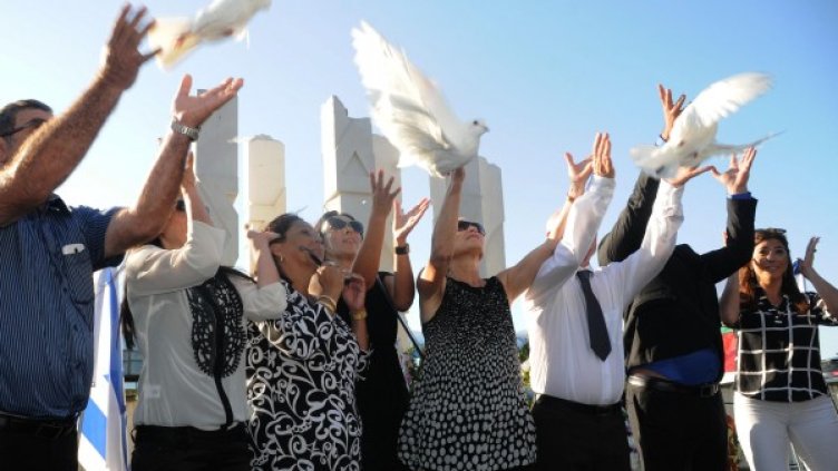 Роднини на загиналите пускат гълъби в тяхна памет на миналогодишната церемония. Снимка: БулФото