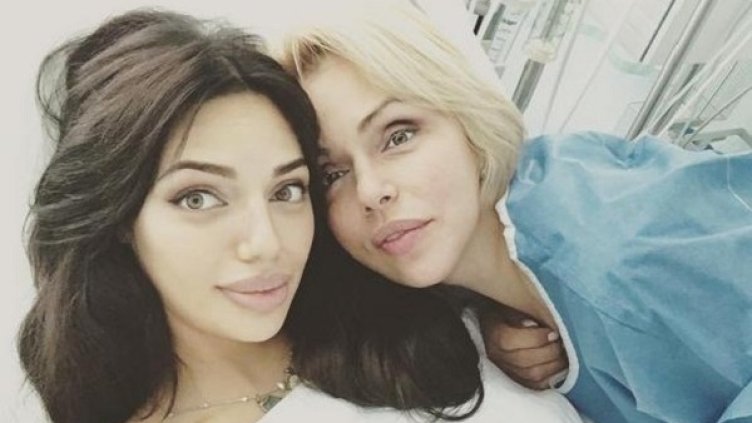 Есмер с майка й в родилното. Снимка: Instagram