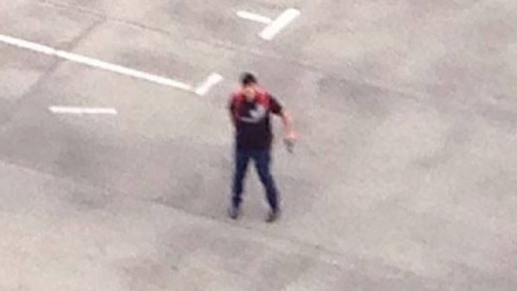 Вероятно това е един от стрелците. Снимка: Twitter