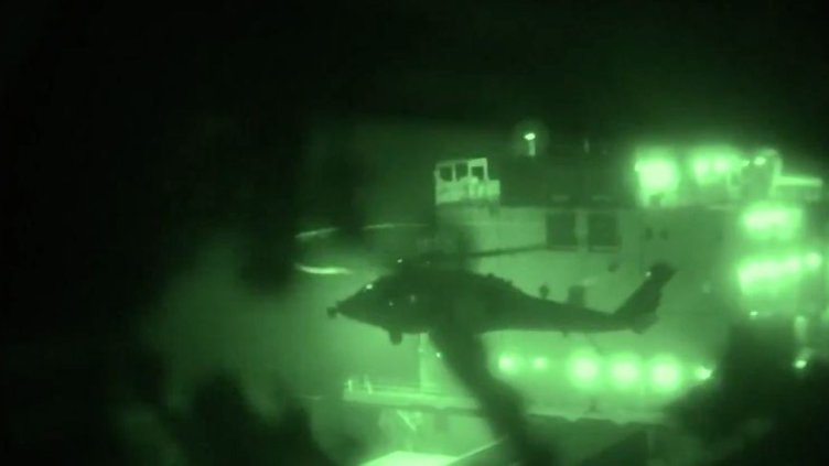 Вижте как американски морски пехотинци поеха контрола над ирански кораб ВИДЕО