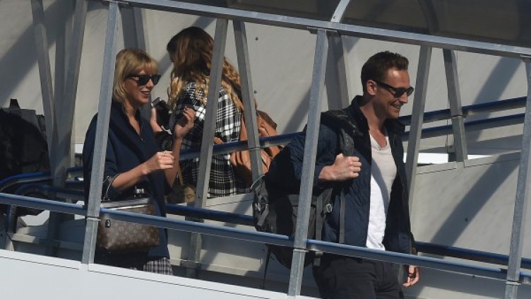 Актьорът Том Хидълстън с приятелката си - певицата Тейлър Суифт. Снимка: архив, Reuters