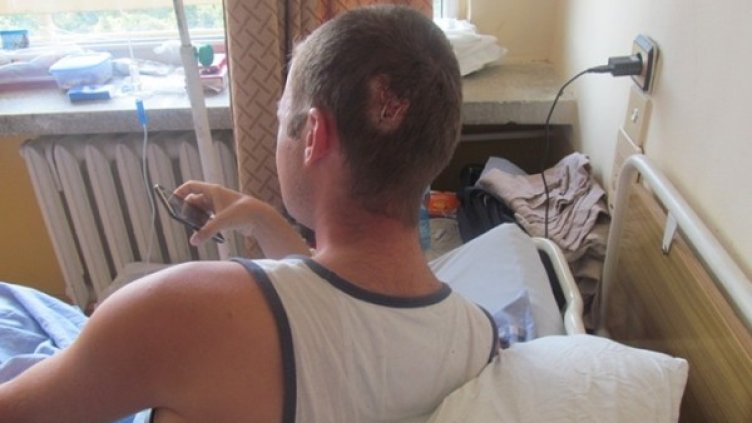 Пребитият французин лежи в болница с шевове на главата. Снимка: "24 часа"