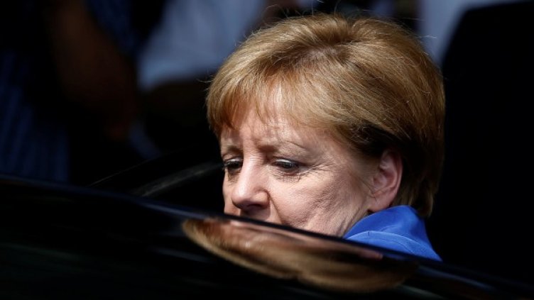 Атаки, бежанци... Рейтингът на Меркел пада