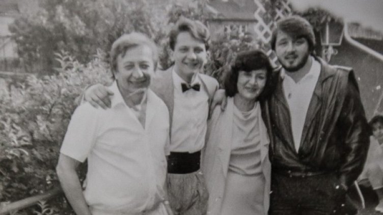 Никола Анастасов със семейството си. Снимка: Сатиричен театър "Алеко Константинов"