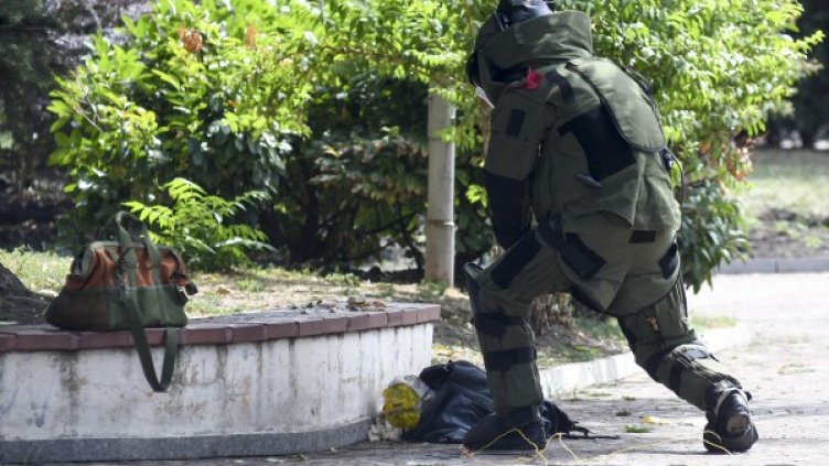 Съмнителна чанта отложи петъчната молитва