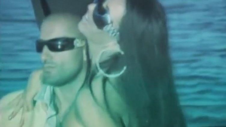 Мейзер се снима със Скалата в клипа към песента й "Секс интрига". Кадър: YouTube