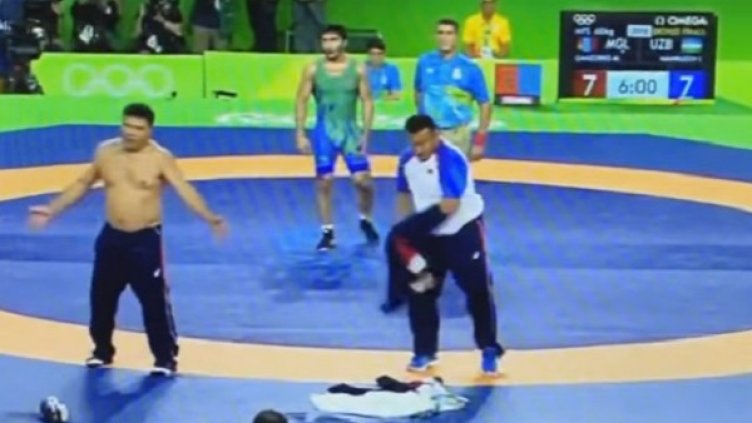 Снимка: кадър, Youtube