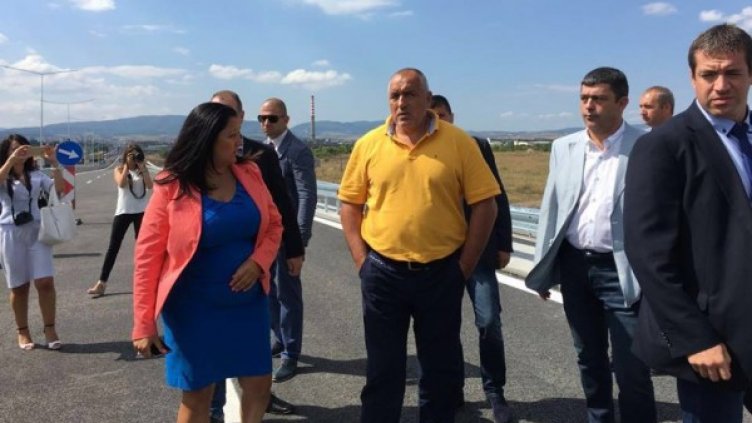 Бойко Борисов по време на проверката на изграждането на втория участъка на Западната дъга; Снимка: Facebook
