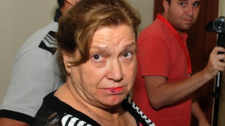 Водят Веселина Гинева към съда. Снимка: Булфото