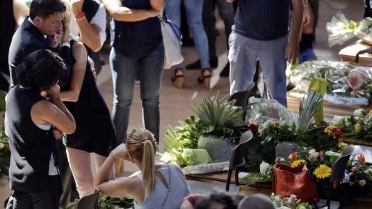 Италианският премиер Ренци утешава жена в края на държавното погребение. Снимка: БТА