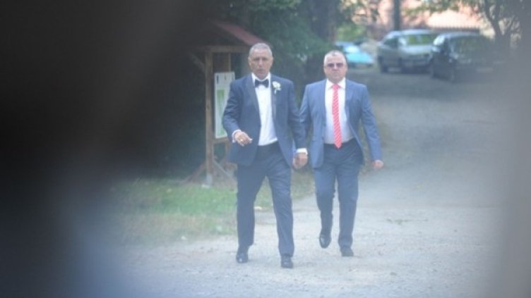 Стоичков тръгва към колата на "България днес" със свой приятел. Снимка: "24 часа"