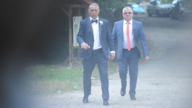 Стоичков тръгва към колата на "България днес" със свой приятел. Снимка: "24 часа"