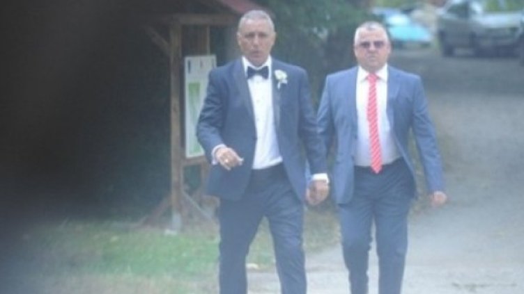 Стоичков тръгва към колата на "България днес" със свой приятел. Снимка: "24 часа"