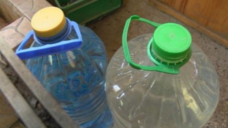 Тубите с вода - единственото спасение. Снимка: БНТ