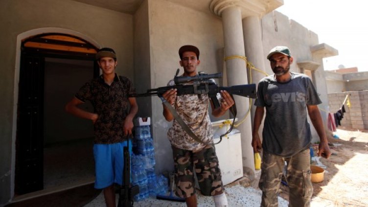 Войници от либийската армия показват оръжие, което са заловили от доставчици на ИДСнимка: Reuters