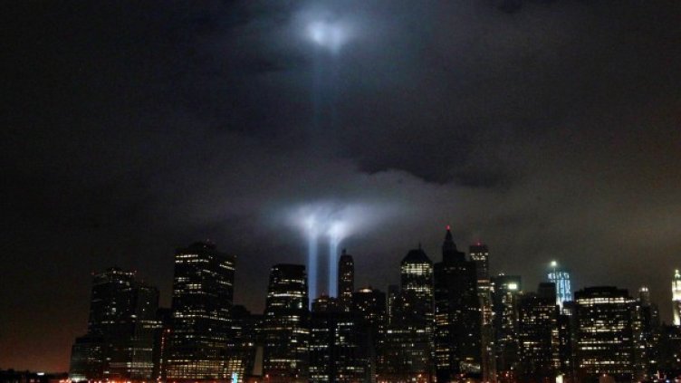 Днес на мястото на двете кули две светлини озаряват небето над Ню Йорк Снимка: архив, Reuters