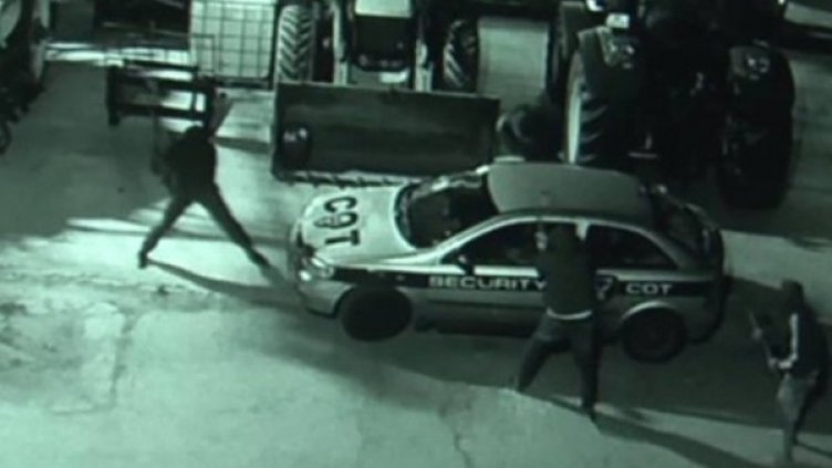Нападението над колата на охранителите. Кадър: YouTube
