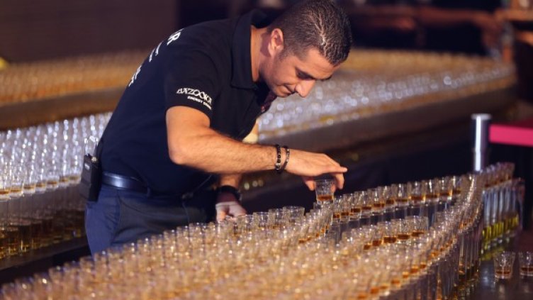 Бармански "домино" рекорд в Дубай с чаши с енергийна напитка и шотове с уиски. Снимка: БТА