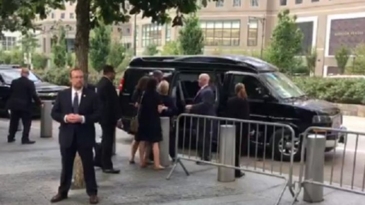 Съветници прикрепят олюляващата се Хилари. Снимка: Twitter