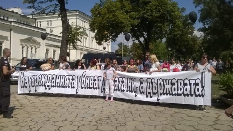 На майките им писна: Всички сте изедници!   