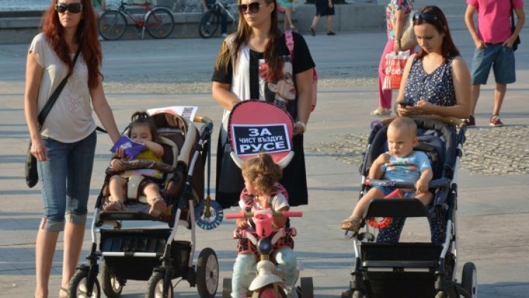 Десетки русенци излязоха на протест срещу замърсяването на въздуха. Снимка: БТА