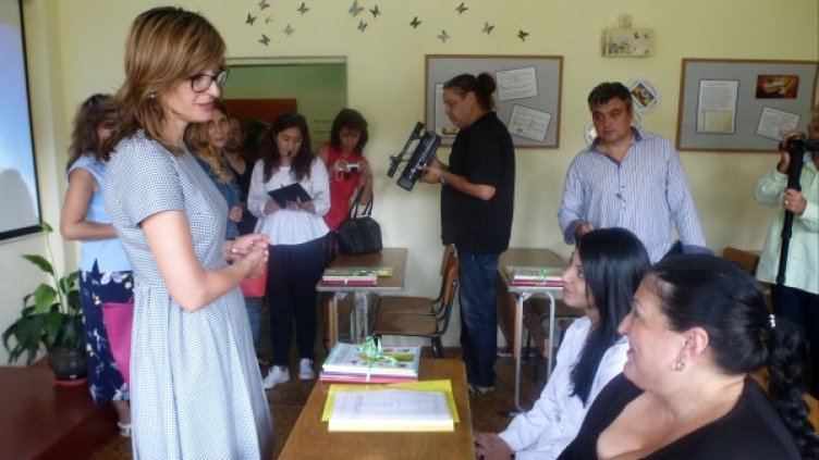 Захариева откри учебната година в затвора в Сливен. Снимка: БТА