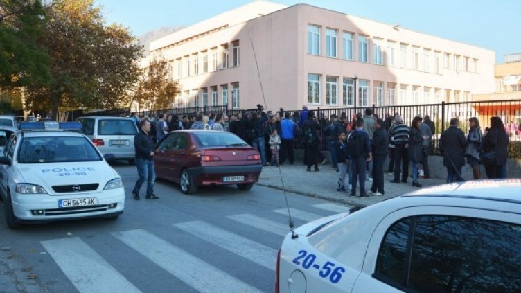 Гимназията в Сливен, където се разигра трагедията. Снимка: Булото