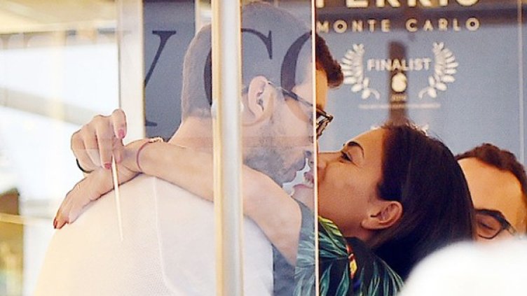 Никол е щастлива от подаръка. Снимка: PN