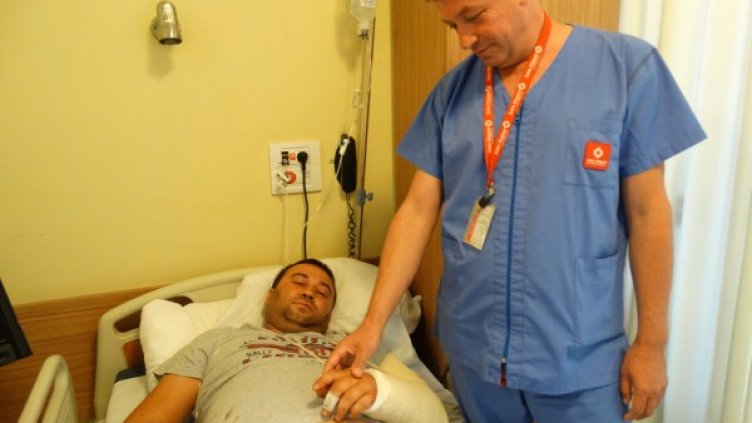 Съдовият хирург д-р Драганов на визитация проверява как се възстановява ръката на Кадир след операцията. Снимка: УМБАЛ "Дева Мария"