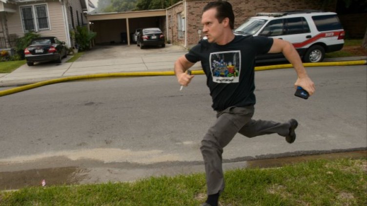 За най-свидното: Писател в пламъци, спасява творбите си