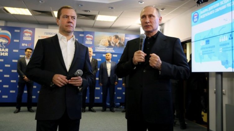 Дмитрий Медведев и Владимир Путин. Снимка: Reuters