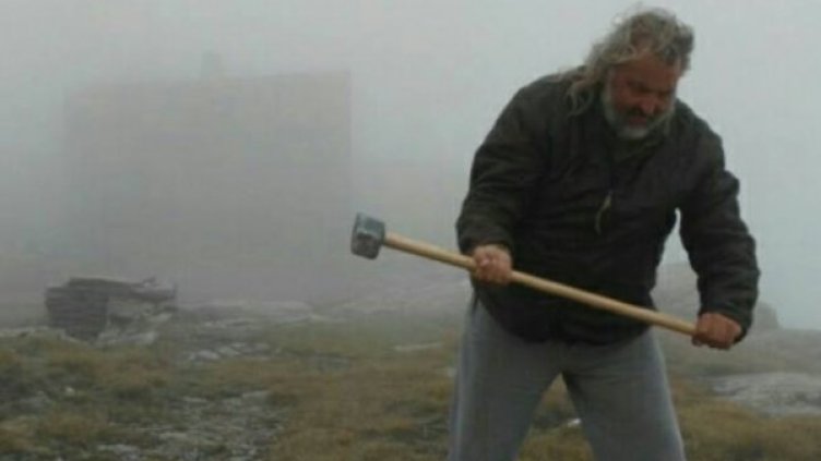 Македонецът, който поруга паметната плоча. Снимка: Facebook