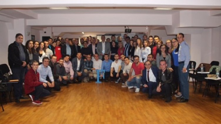 Мустафа Карадайъ сред младите ДПСари. Снимка: ДПС