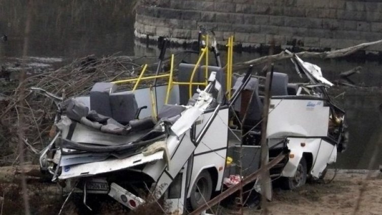 На 7 декември 2006 година автобус падна от моста край Бяла и 18 души загинаха. Снимка: архив, Булфото