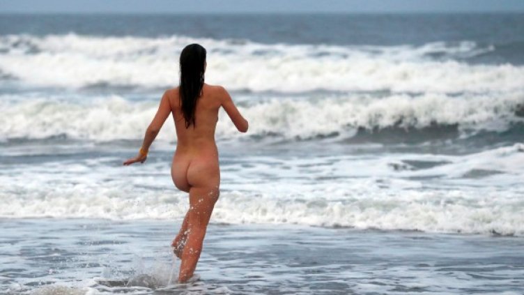 Голи ентусиасти развяха срамотии в Северно море (18+)