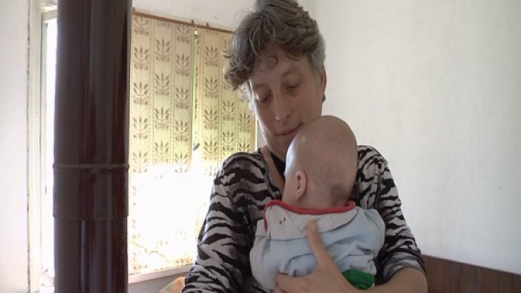 Наско в ръцете на баба си Снимка: bTV