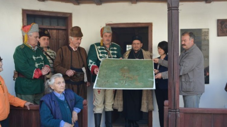 НВИМ получи оригинално знаме от Априлското въстание