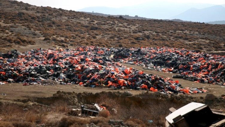 Спасителните жилетки – спасение за едни, бич за Лесбос