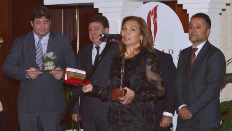 Зам.-председателят на НС Иван Иванов връчи голямата награда на д-р Сапункьова. Снимка: Стоматологичен свят