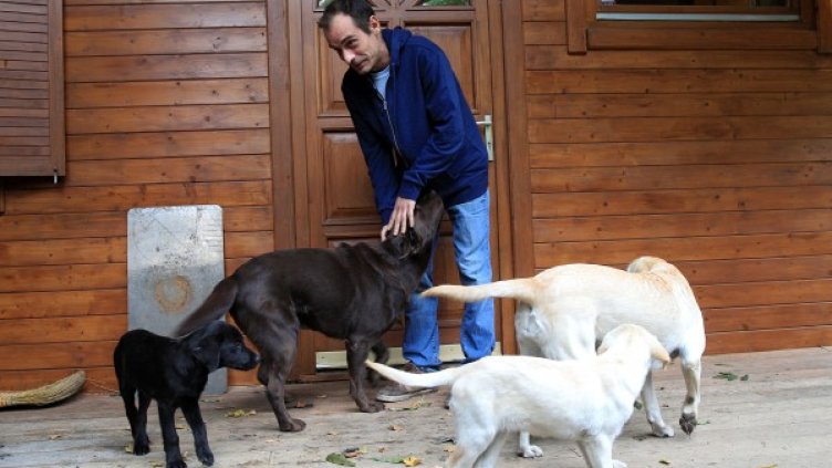 Лидерът на партията с четирите си кучета. Снимка: Reuters