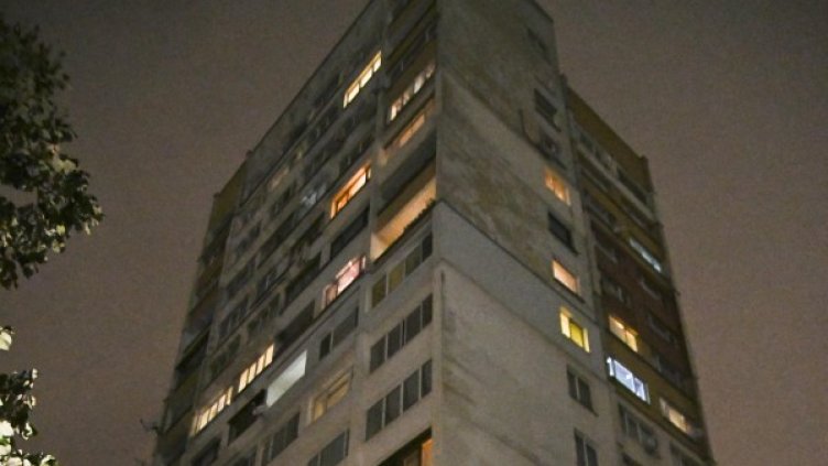 Съседи в евакуирания блок къртили носещи стени, разширявали се...