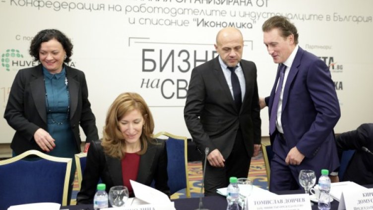 Министрите Василева, Ангелкова, Дончева и шефът на КРИБ Кирил Домусчиев. Снимка: БТА