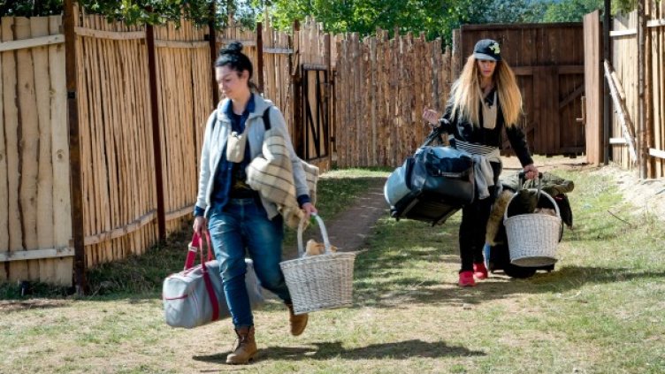 Надя и Мария се усамотиха преди битката. Снимка: Фермата