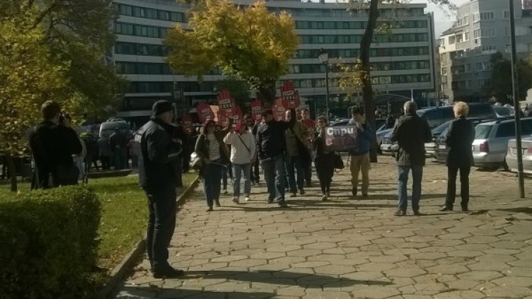 Скромен протест пред парламента за СЕТА