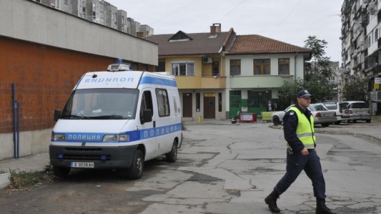 Търсят незаконни цигари из ромския квартал в Хасково